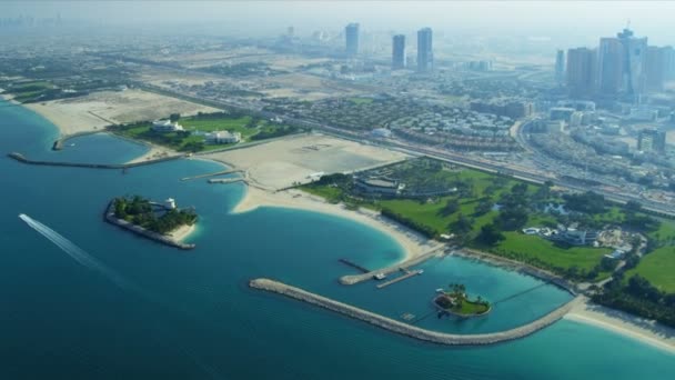 Вид с воздуха на побережье Дубая — стоковое видео