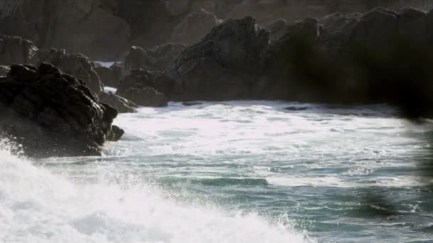 Olas girando alrededor de rocas dentadas — Vídeo de stock