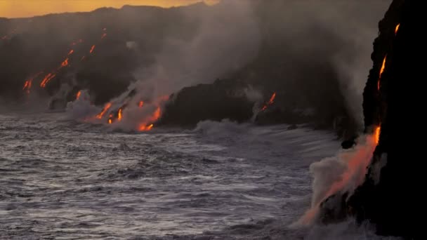Растворенная лава льется в океанические воды — стоковое видео
