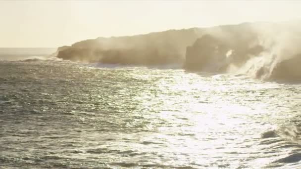 滚滚蒸汽熔岩坠入海洋波浪 — 图库视频影像