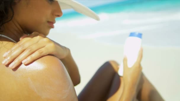 Meisje bikini stro hoed genieten van zon toepassen zonnebrandmiddelen — Stockvideo