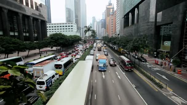 Straßenverkehr im belebten Bezirk von Hongkong — Stockvideo