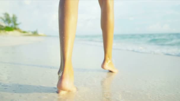 Benen voeten meisje Oceaan ondiepe water lopen — Stockvideo