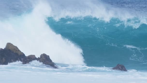 Las olas del mar rompen en el mar — Vídeo de stock