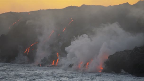 Glühende Lava stürzt über karge Landschaft ins Meer — Stockvideo