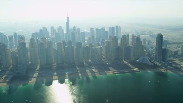Вид с воздуха Jumeirah Beach, Дубай — стоковое видео