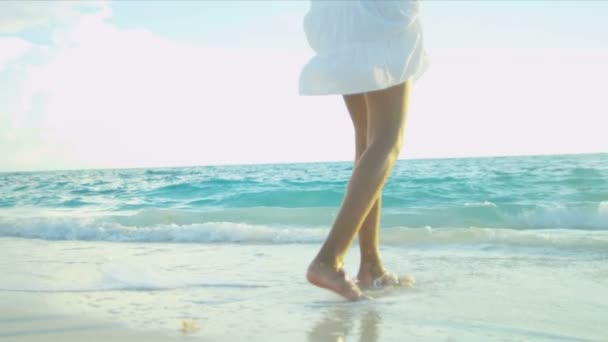 Pernas Menina bonita andando praia descalça — Vídeo de Stock