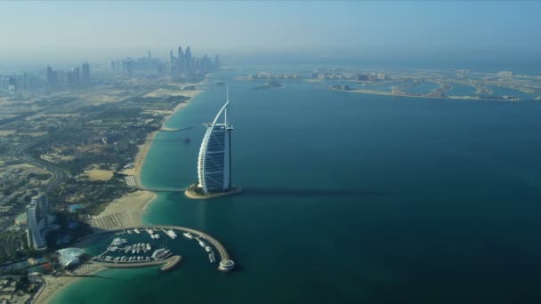 空撮ブルジュ アル アラブ, ジュメイラ ホテル ドバイのビーチ — ストック動画