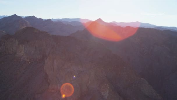 Vista aérea del terreno montañoso extremo cerca de Las Vegas — Vídeos de Stock