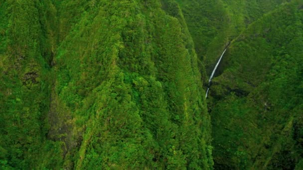 Flygfoto över berget vattenfall — Stockvideo