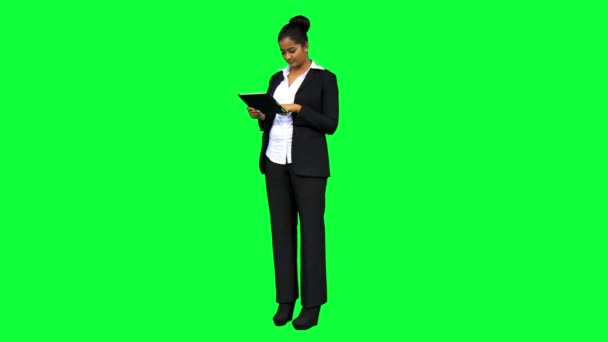 タブレットの若い民族のビジネス女性 — ストック動画