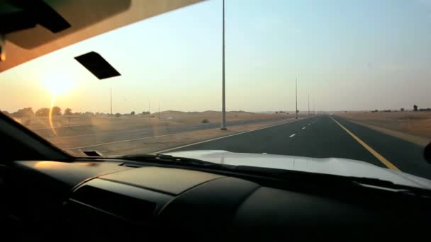 鉴于从机动车辆驾驶沙漠高速公路上 — 图库视频影像