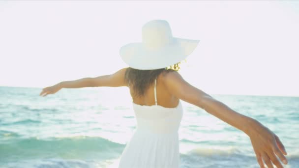 Fermer Hispanique Fille Île Plage Coucher de soleil — Video