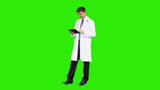 Medico maschile con compressa — Video Stock