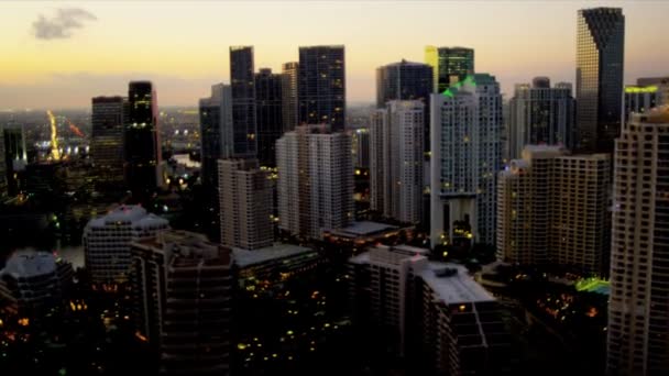 Verlichte luchtfoto zonsondergang miami stad — Stockvideo