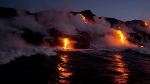 Lave volcanique montante à vapeur — Video