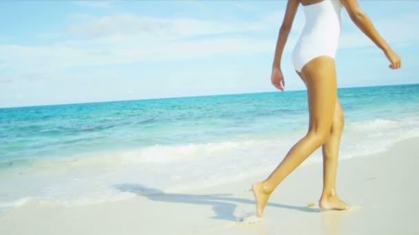 Pieds nus hispanique plage fille — Video