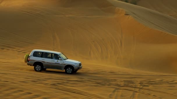 Off road auto užívat návštěvníci do Dubaje — Stock video