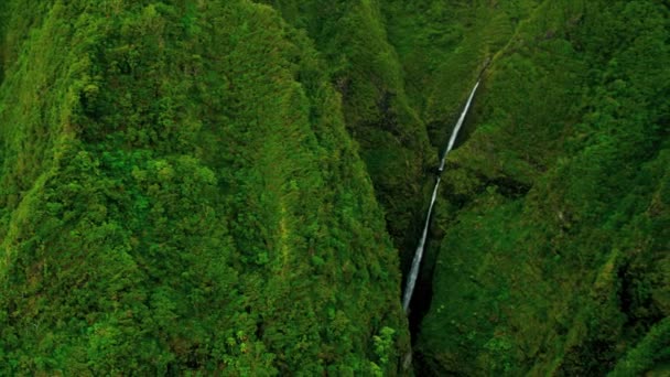 Вид с воздуха на горный водопад — стоковое видео