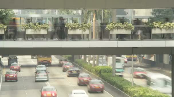 Verhoogde loopbrug boven drukke wegverkeer — Stockvideo