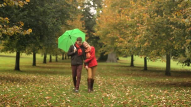 秋の気候からカバーを服用している人 — ストック動画