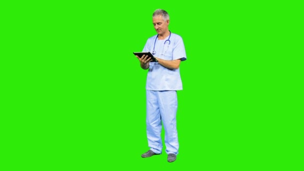 Male hospital surgeon using tablet — Stock Video
