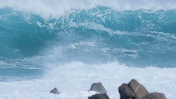 Las olas del mar rompen en el mar — Vídeo de stock