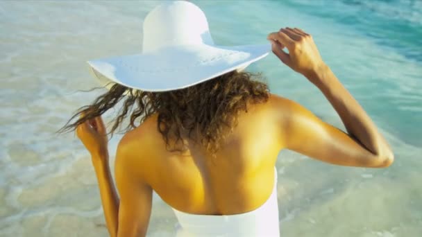 Mädchen im weißen Badeanzug Paradies Strand — Stockvideo