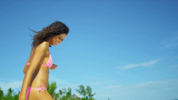 Κοντινό πλάνο Ισπανόφωνος μπικίνι κορίτσι περπάτημα τροπική παραλία — Αρχείο Βίντεο