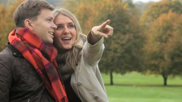 Rire caucasien couple extérieur automne parc — Video