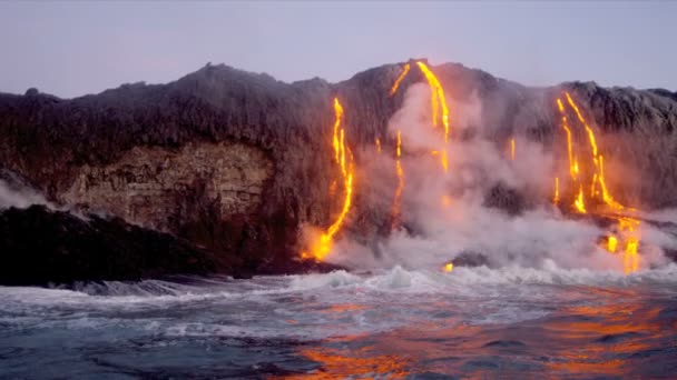 Пар, що піднімається вулканічних лави Кілауеа — стокове відео