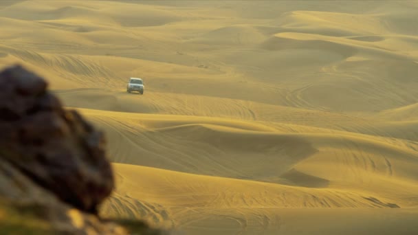 Voiture tout-terrain emmenant les visiteurs à Dubaï — Video