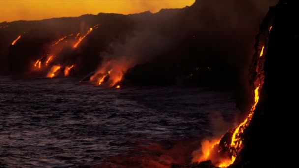 Brennende Kilauea vulkanische Lava strömt ins Meer — Stockvideo