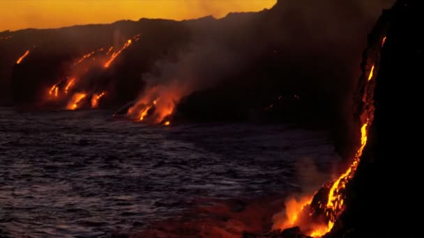 Brûlage de la lave volcanique Kilauea coulant dans l'océan — Video