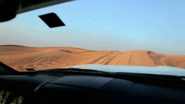 Dubai desierto de la conducción de vehículos de carretera en terreno extremo — Vídeo de stock