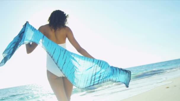 Joven mujer disfrutando de lujo playa estilo de vida — Vídeos de Stock