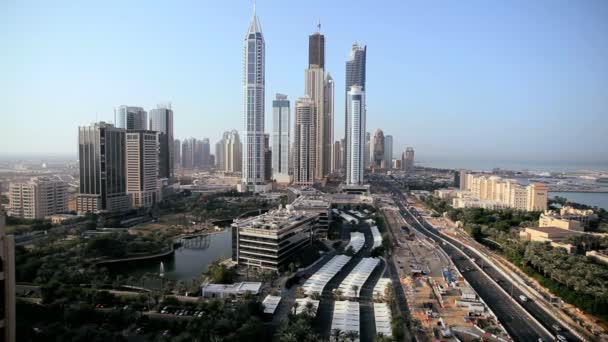 Wolkenkratzer an der Scheich-Zayed-Straße im Stadtzentrum von Dubai — Stockvideo