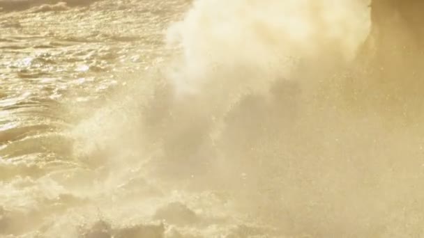 Плавленная лава, льющаяся в океан на закате — стоковое видео