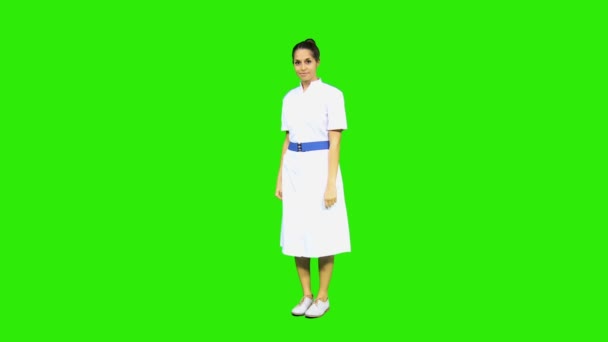 Enfermera vistiendo uniforme blanco — Vídeo de stock