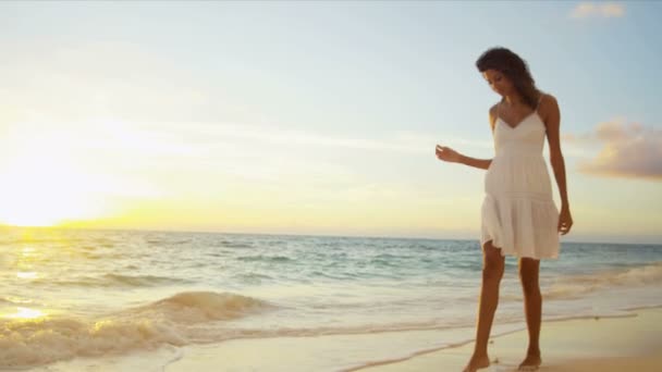 Sonriente joven mujer disfrutando de amanecer playa estilo de vida — Vídeos de Stock