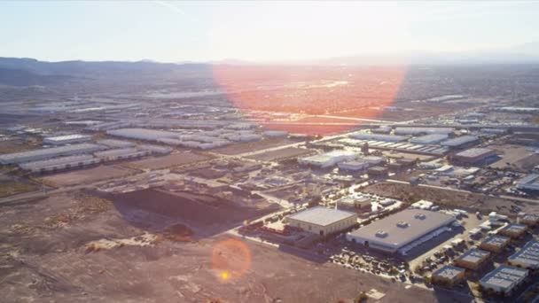 Vista aérea deserto desenvolvimento de terras e propriedade comercial — Vídeo de Stock