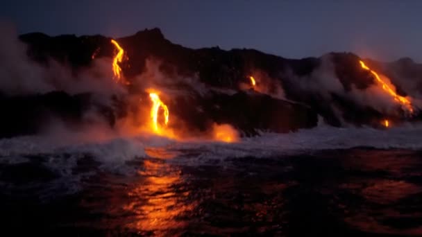Volkanik lav yükselen buhar — Stok video