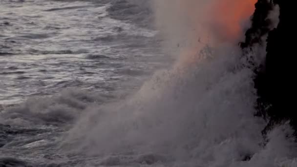 Lava fundida que vierte en las aguas del océano — Vídeo de stock