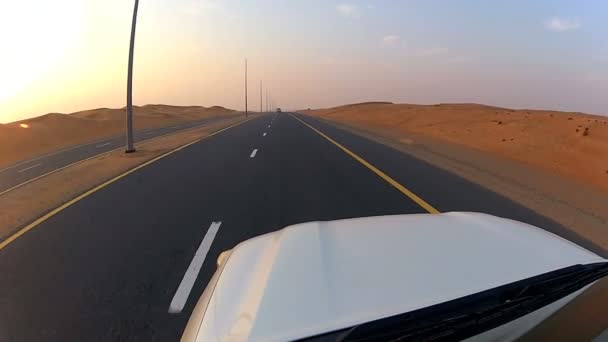 Fahrzeug auf asphaltierten Straßen in der Wüste — Stockvideo