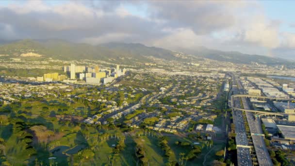 Luftaufnahme von Autobahnen in der Nähe der Perlenstadt, Hawaii — Stockvideo