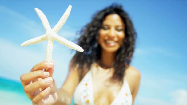 Retrato hermosa chica estrella de mar amante isla estilo de vida — Vídeo de stock