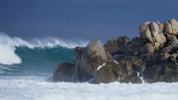 Ondas quebrando no litoral rochoso — Vídeo de Stock