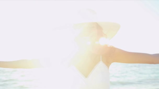 Hombros de la cabeza sonriendo chica isla playa puesta del sol — Vídeos de Stock