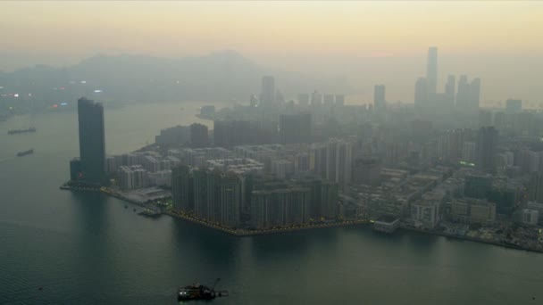 Εναέρια θέα κατά το ηλιοβασίλεμα του kowloon, kowloon κόλπο — Αρχείο Βίντεο