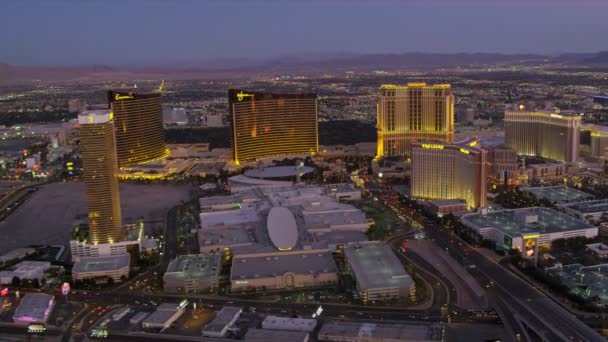 Widok z lotu ptaka zmierzchu oświetlony Las Vegas — Wideo stockowe